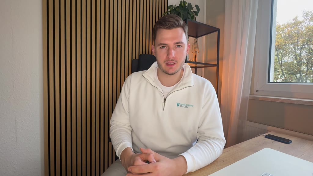 Elias Harriehausen erläutert Finanzstrategie für Fach- und Oberärzte
